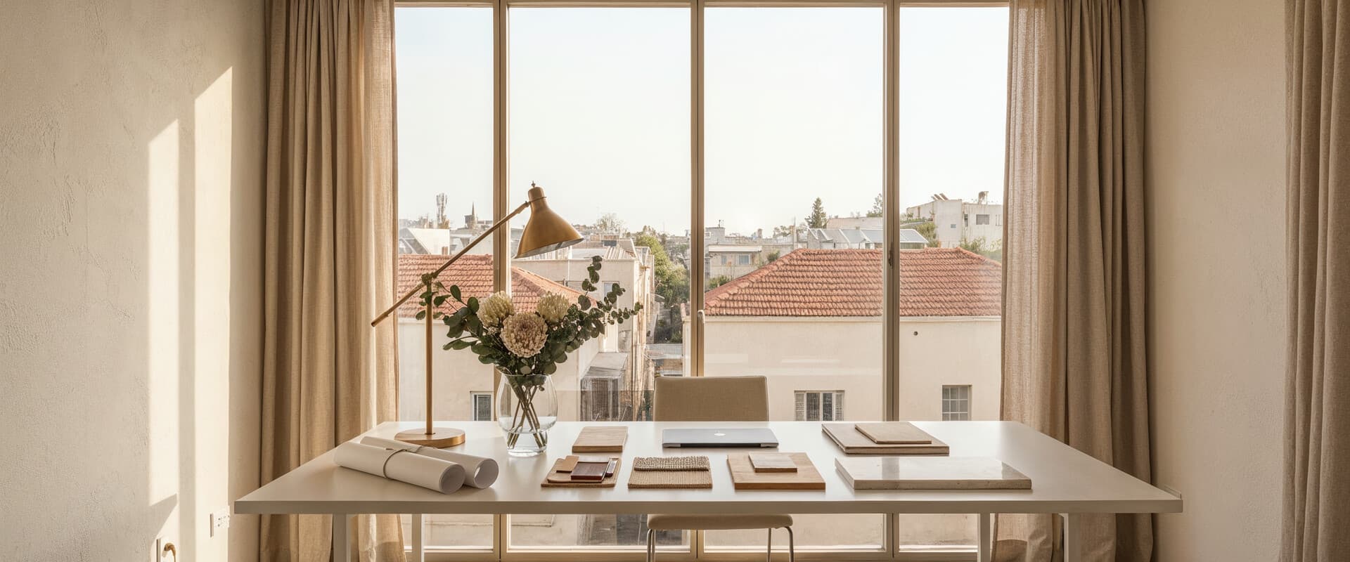 אלינור פרץ בתוך חלל סטודיו חם